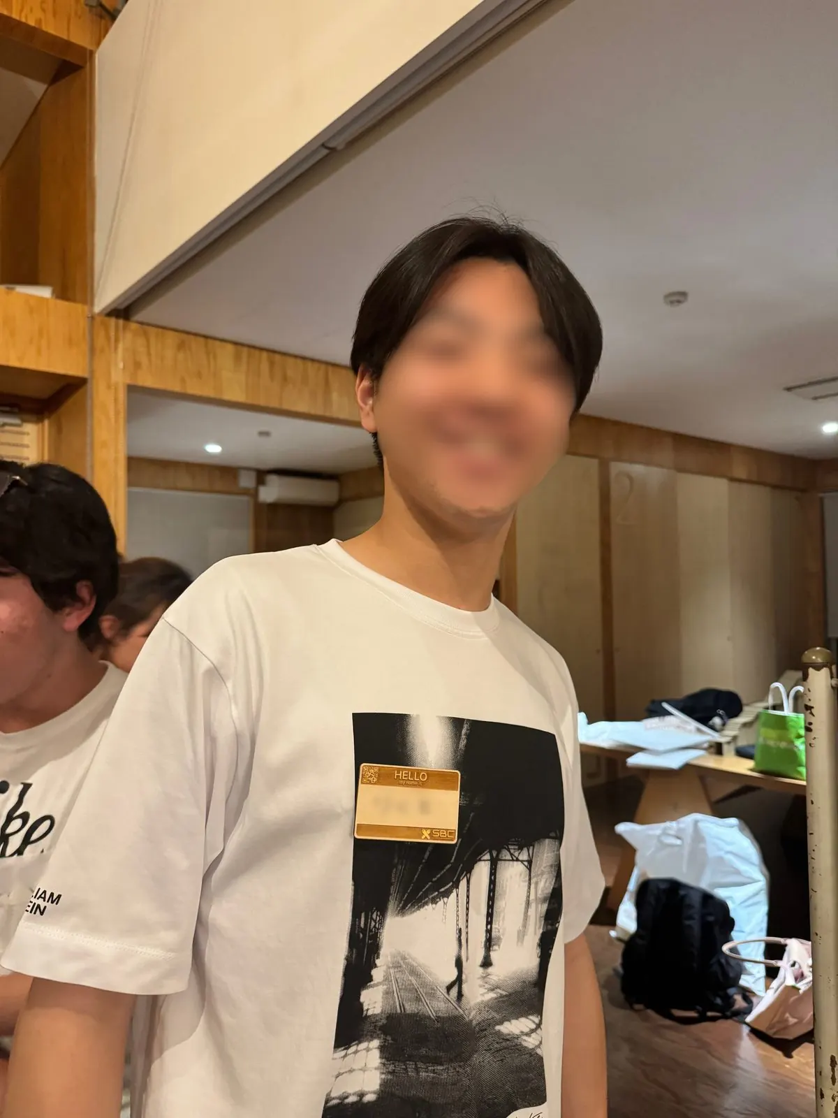 授業でつくった名札をTシャツに着けた参加者