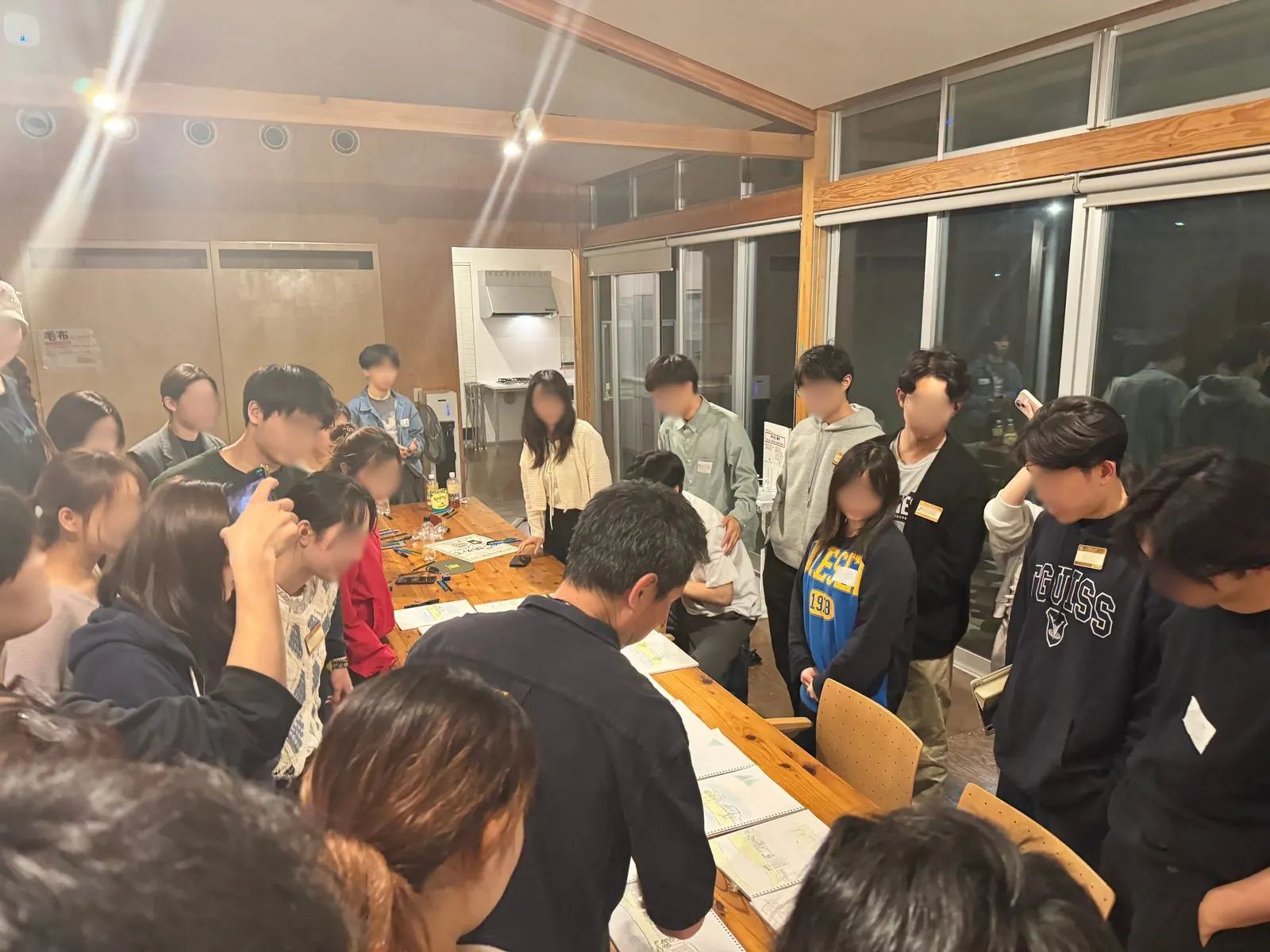 授業で名札を配った日の様子。大勢の学生がテーブルを囲んでいる
