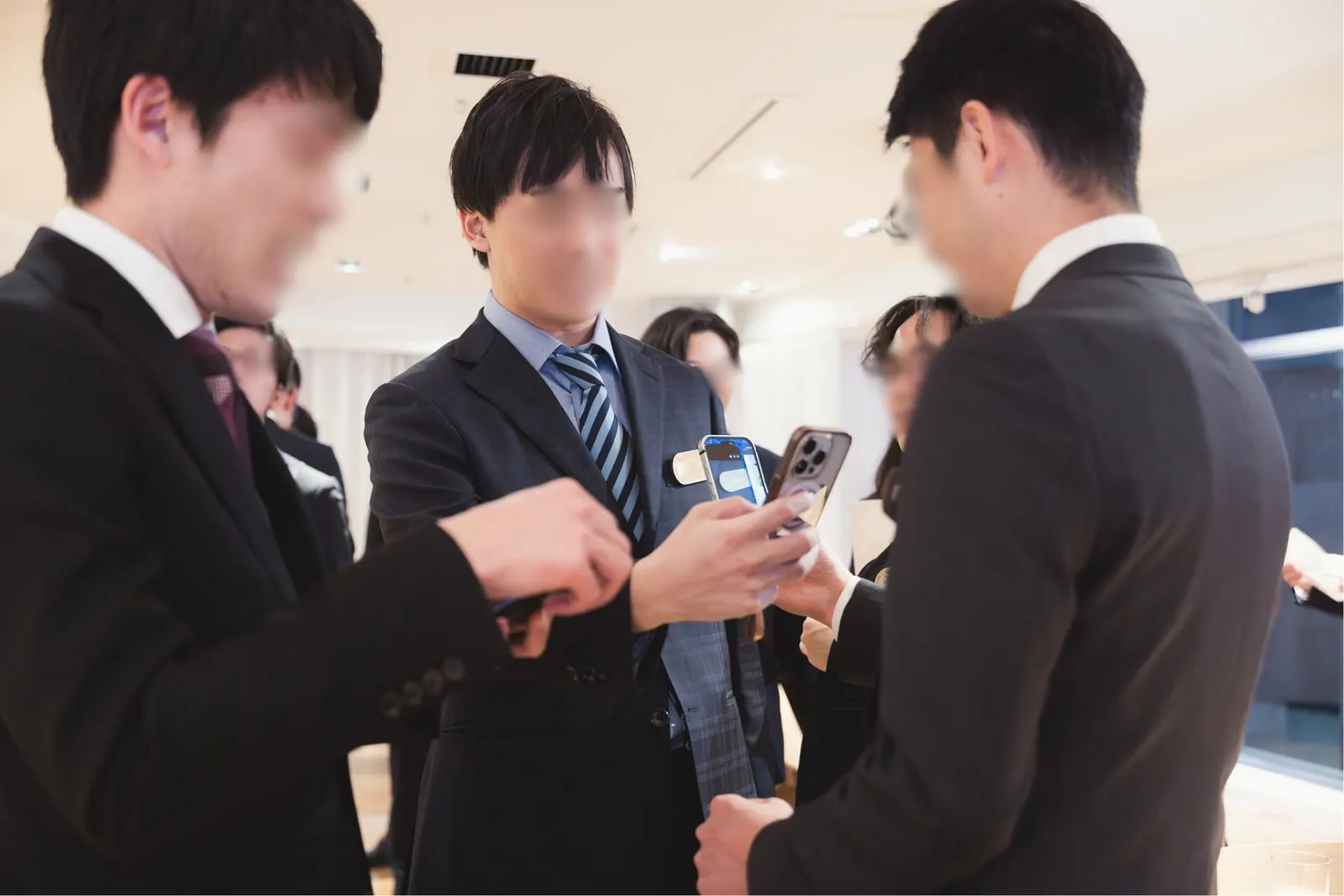 結婚式2次会で、ゲスト同士が名札のQRコードをスマホでスキャンしている