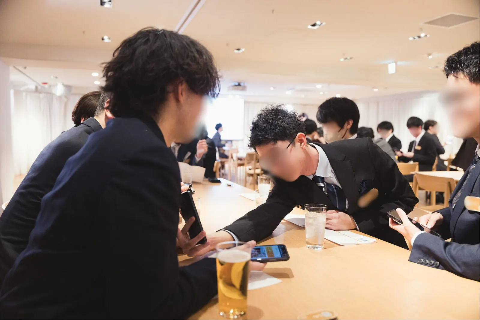 テーブルを囲んで名札をスキャンし合う会場の様子