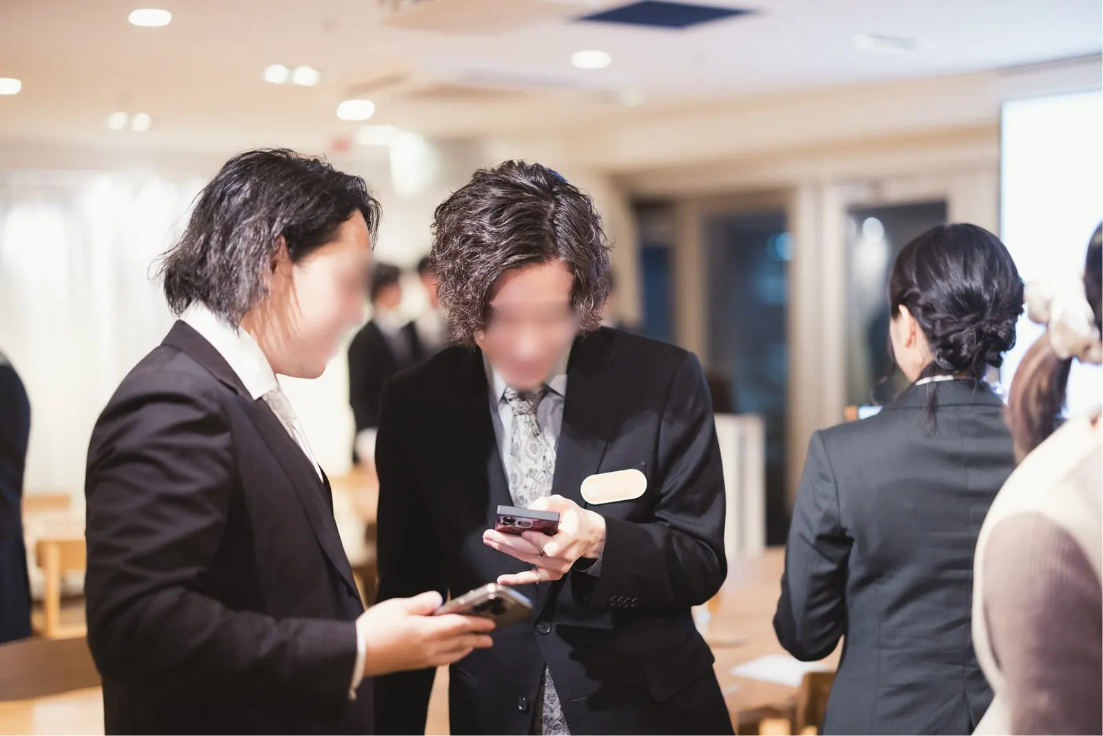 スキャン結果を見ながら会話するゲスト